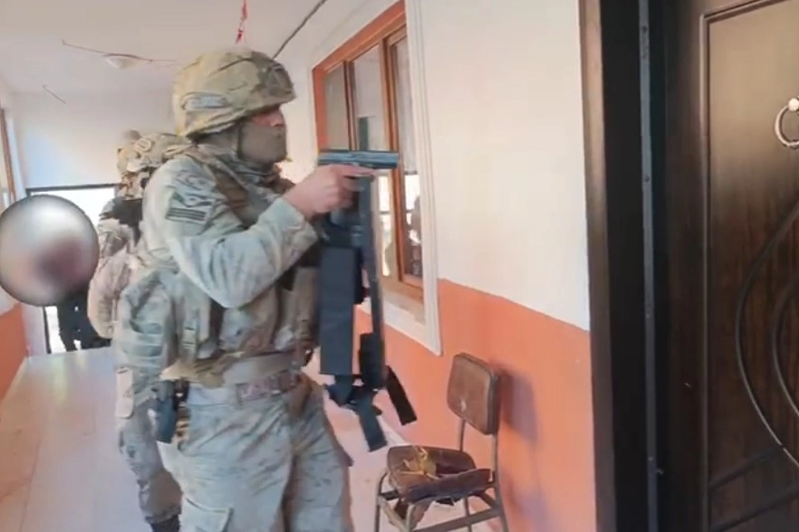 İl Jandarma Komutanlığı suçlulara geçit vermedi: 15 kilo uyuşturucu, silah ve tüfek şüphelilerle yakalandı