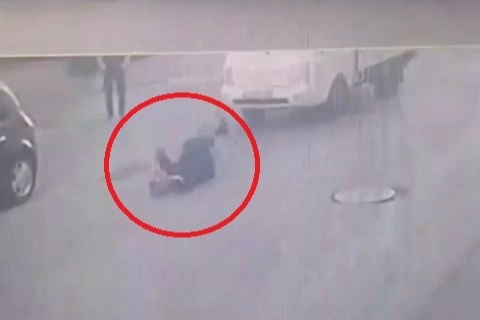 Kamyonetin çarptığı yaşlı kadın böyle savruldu