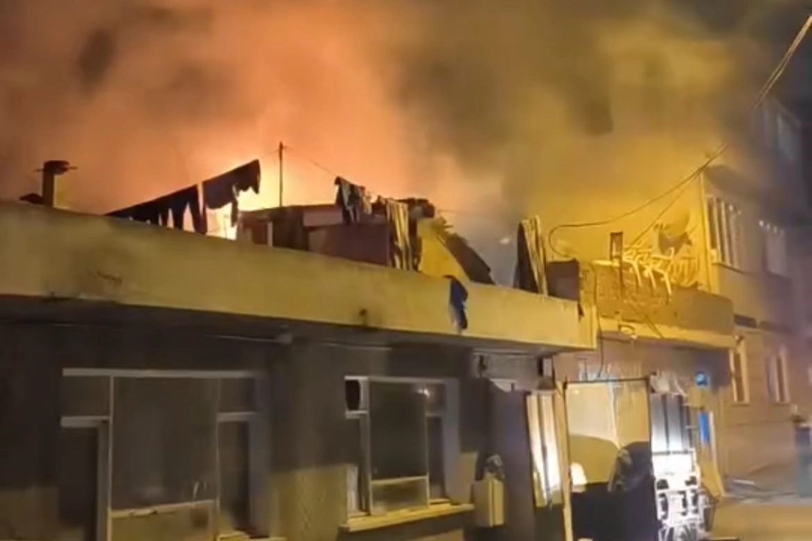 Tek katlı ev alev alev yandı