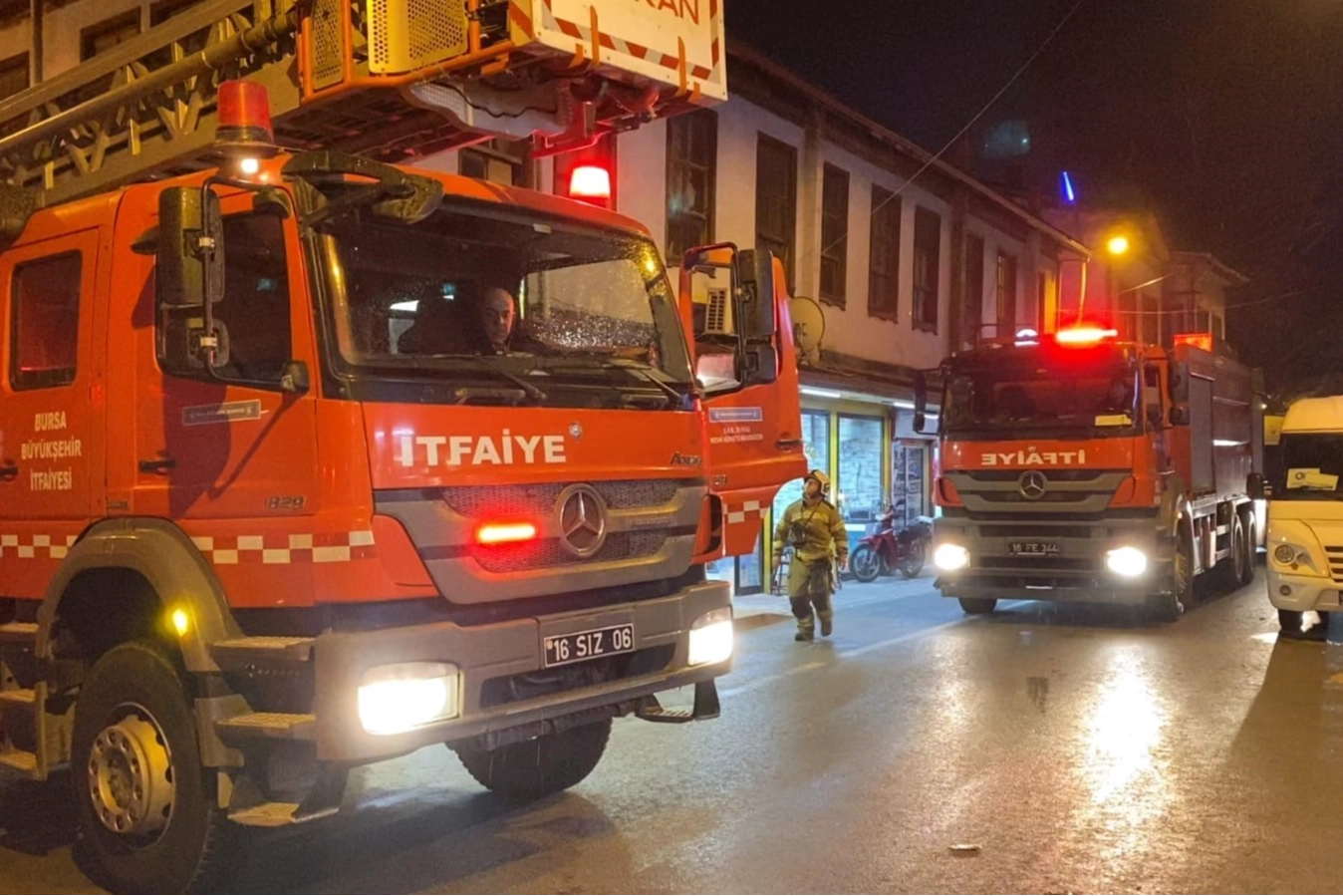 İki katlı ahşap binada yangın çıktı!
