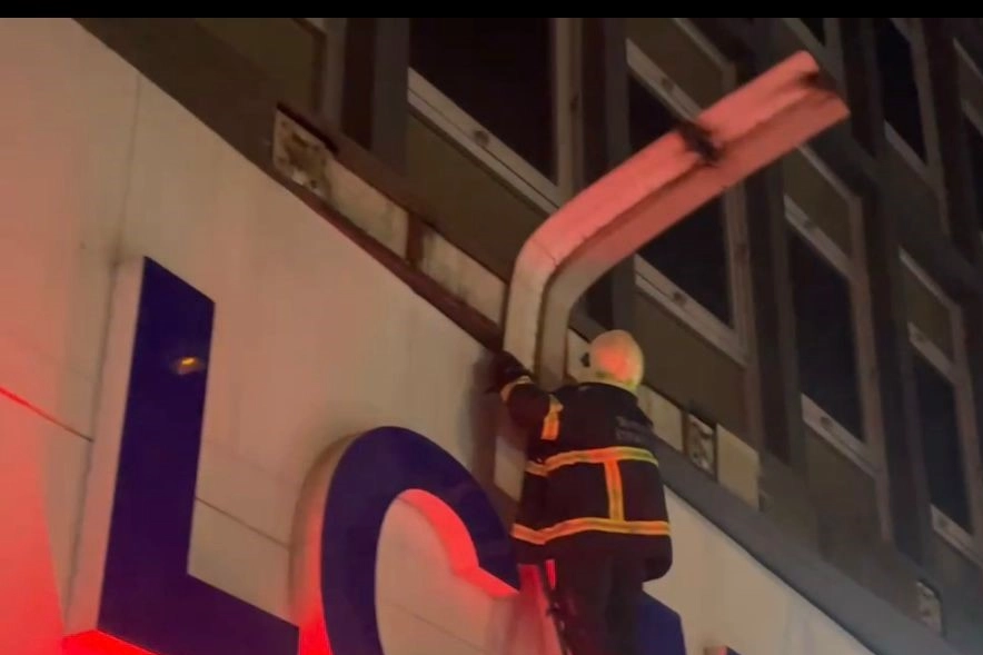 Bursa'da şiddetli lodos hayatı felç etti: Tabelalar uçtu, ağaçların dalları kırıldı