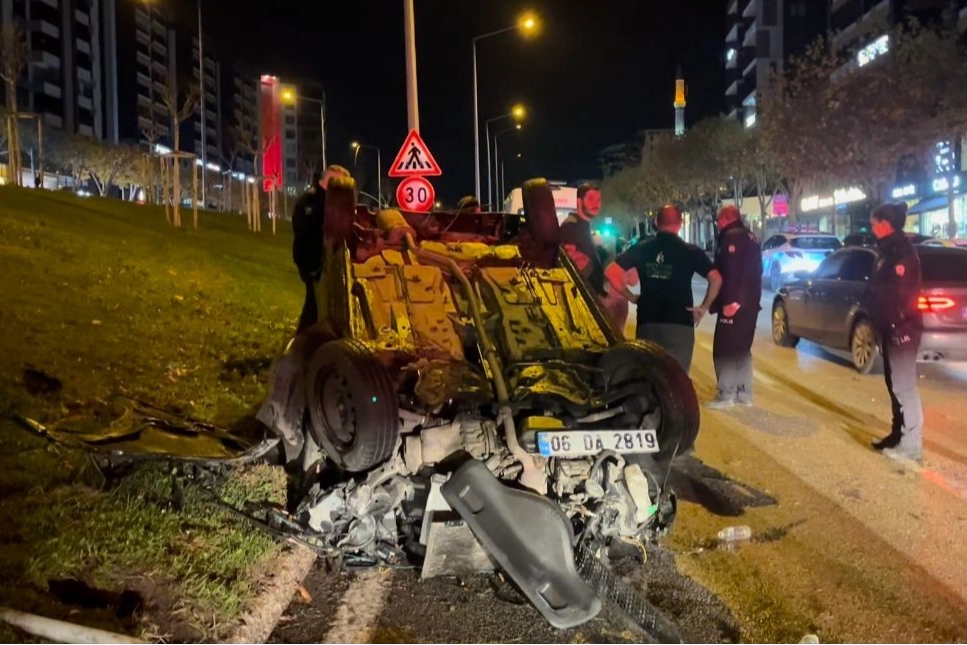 Kontrolden çıkan otomobil refüje çarparak takla attı! 1 yaralı