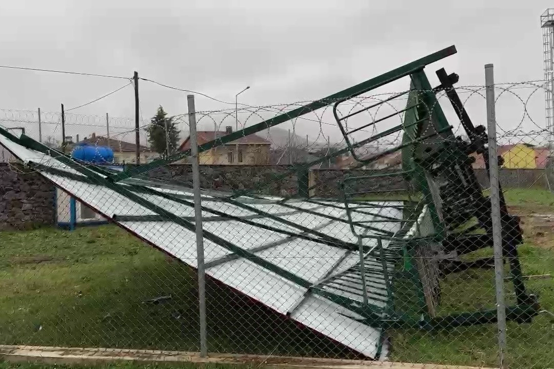 İznik İlçe Stadyumu’nda şiddetli rüzgar tribünü yıktı