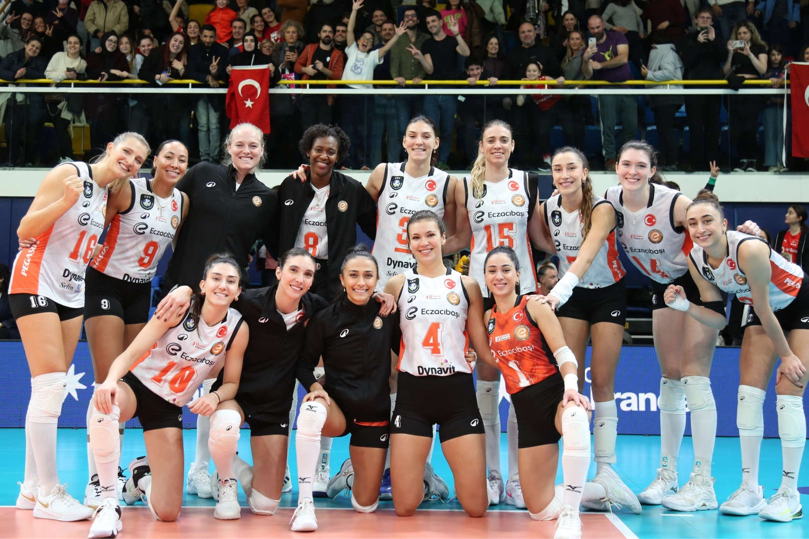 Eczacıbaşı Dynavit, Paris’ten galibiyetle dönüyor