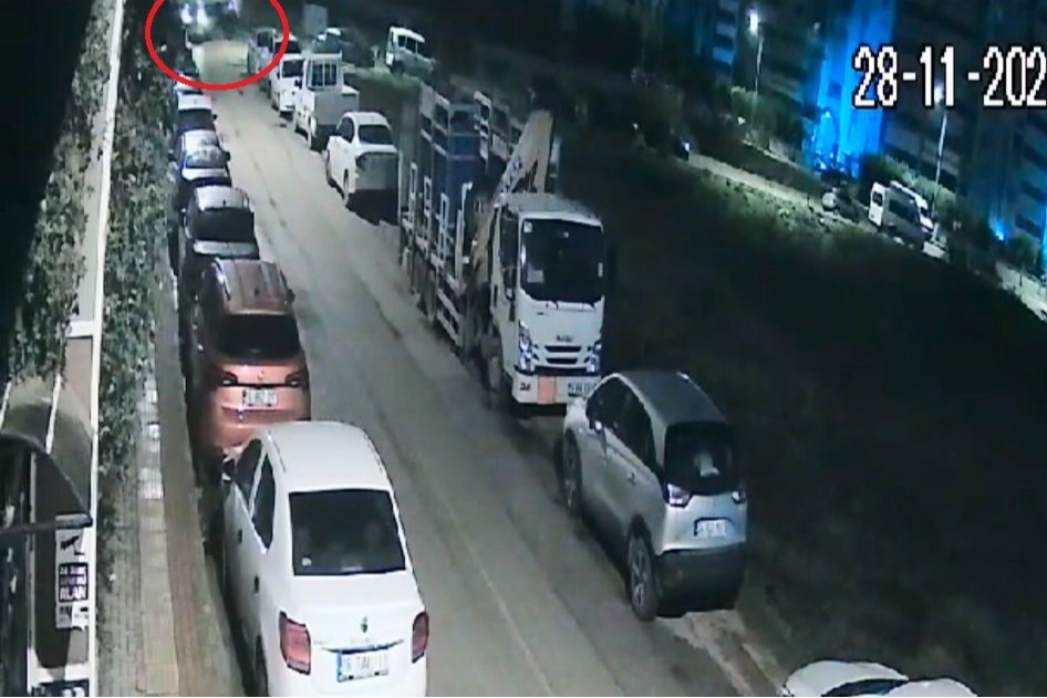 Otomobil ile çarpışan servis minibüsünün yan yattığı kaza kamerada: 8 yaralı