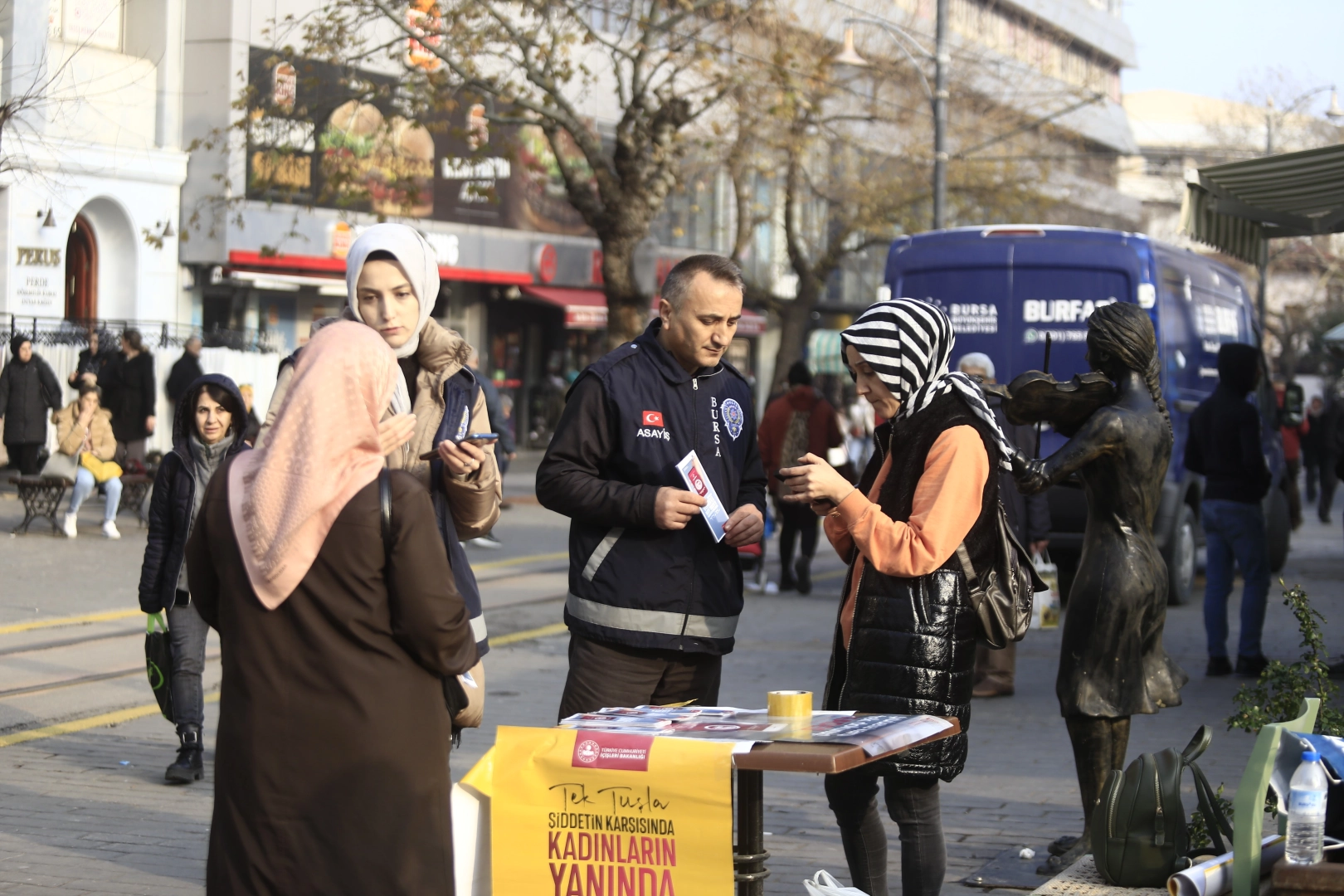 Kadınları tek tek durdurup o uygulamayı yüklettiler