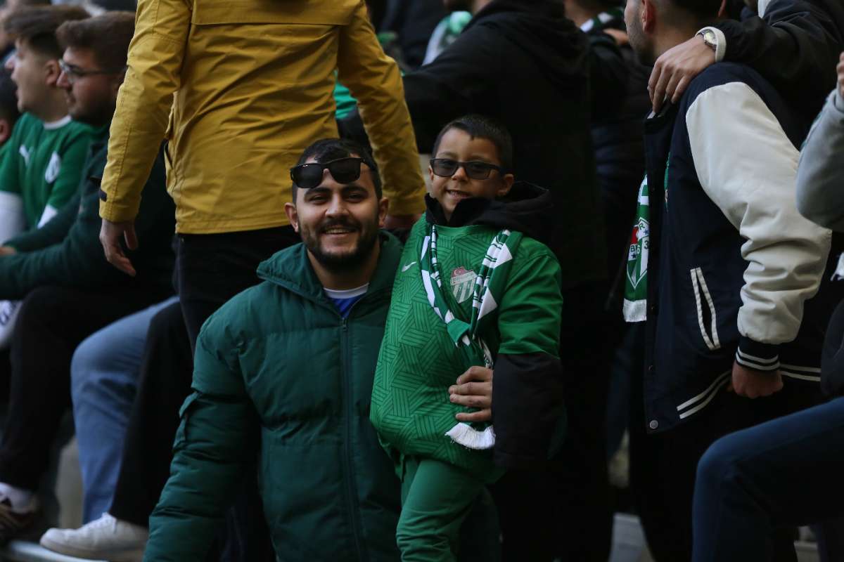 (FOTO GALERİ) BURSASPOR-KARŞIYAKA MAÇINDAN TARAFTAR FOTOĞRAFLARI
