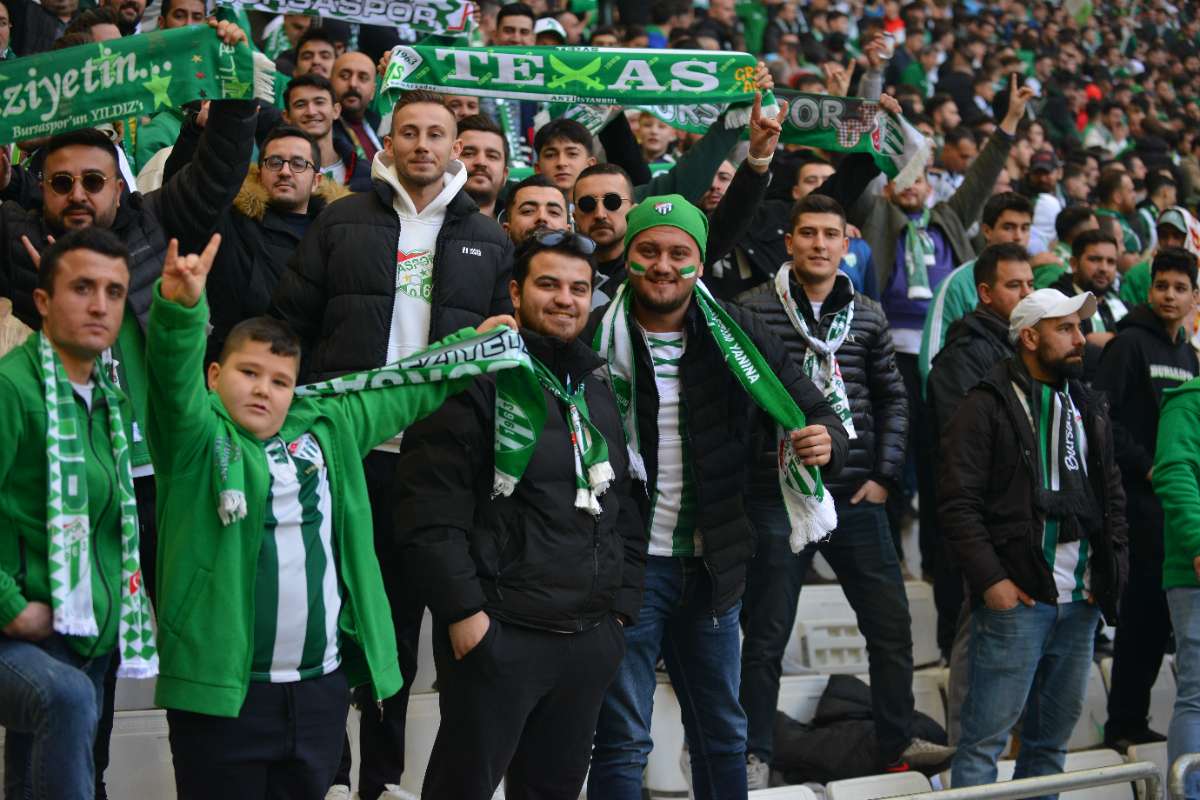 (FOTO GALERİ) BURSASPOR-DÜZCE MAÇINDAN TARAFTAR FOTOĞRAFLARI