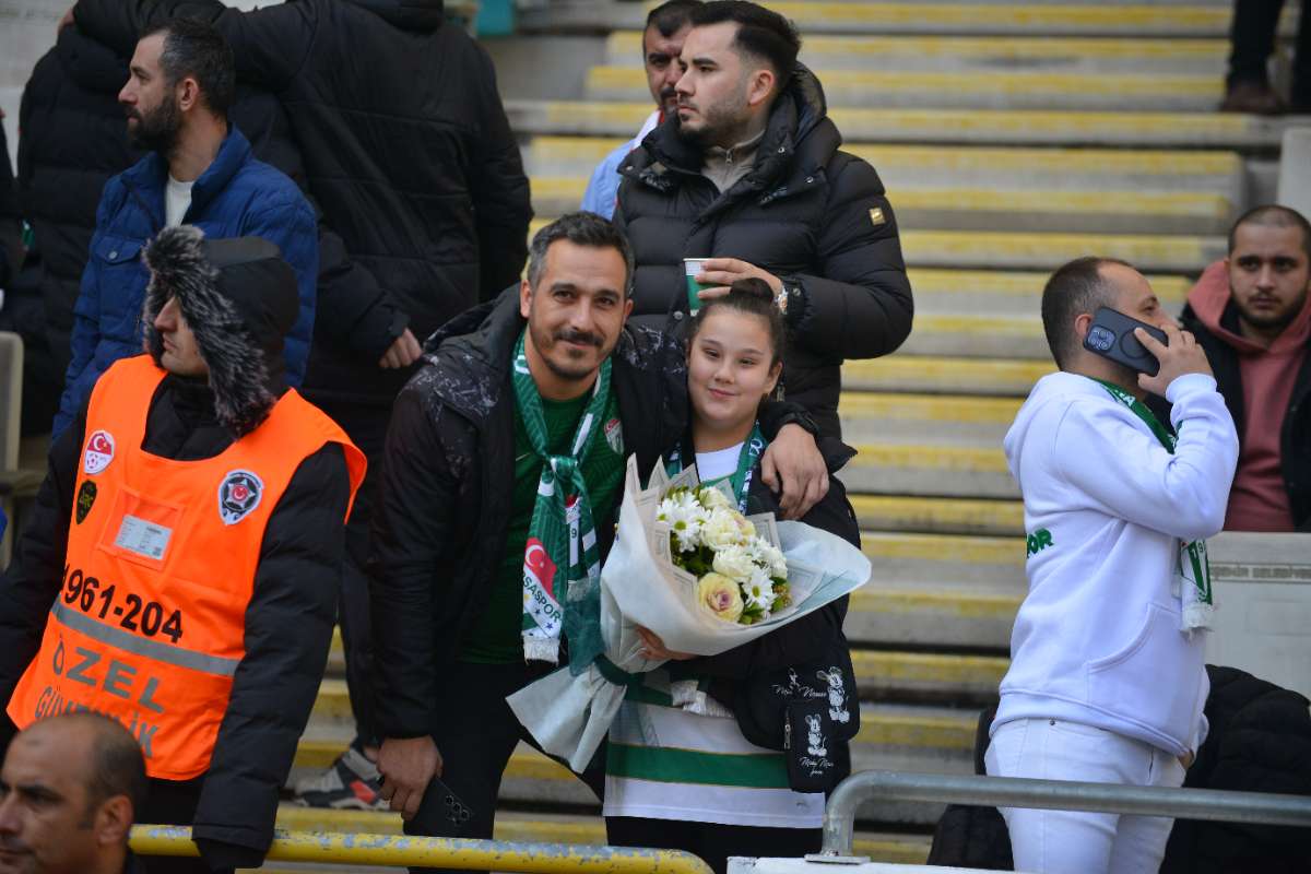 (FOTO GALERİ) BURSASPOR-DÜZCE MAÇINDAN TARAFTAR FOTOĞRAFLARI