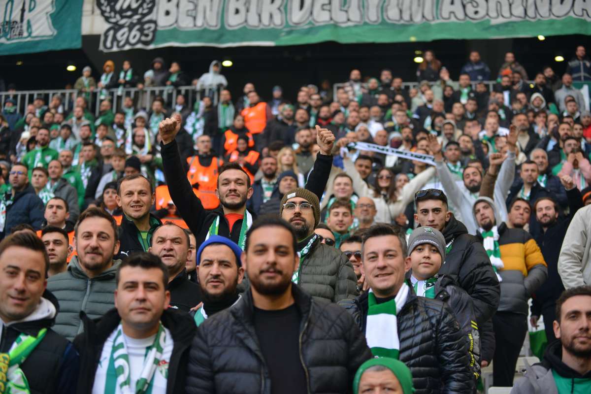 (FOTO GALERİ) BURSASPOR-DÜZCE MAÇINDAN TARAFTAR FOTOĞRAFLARI