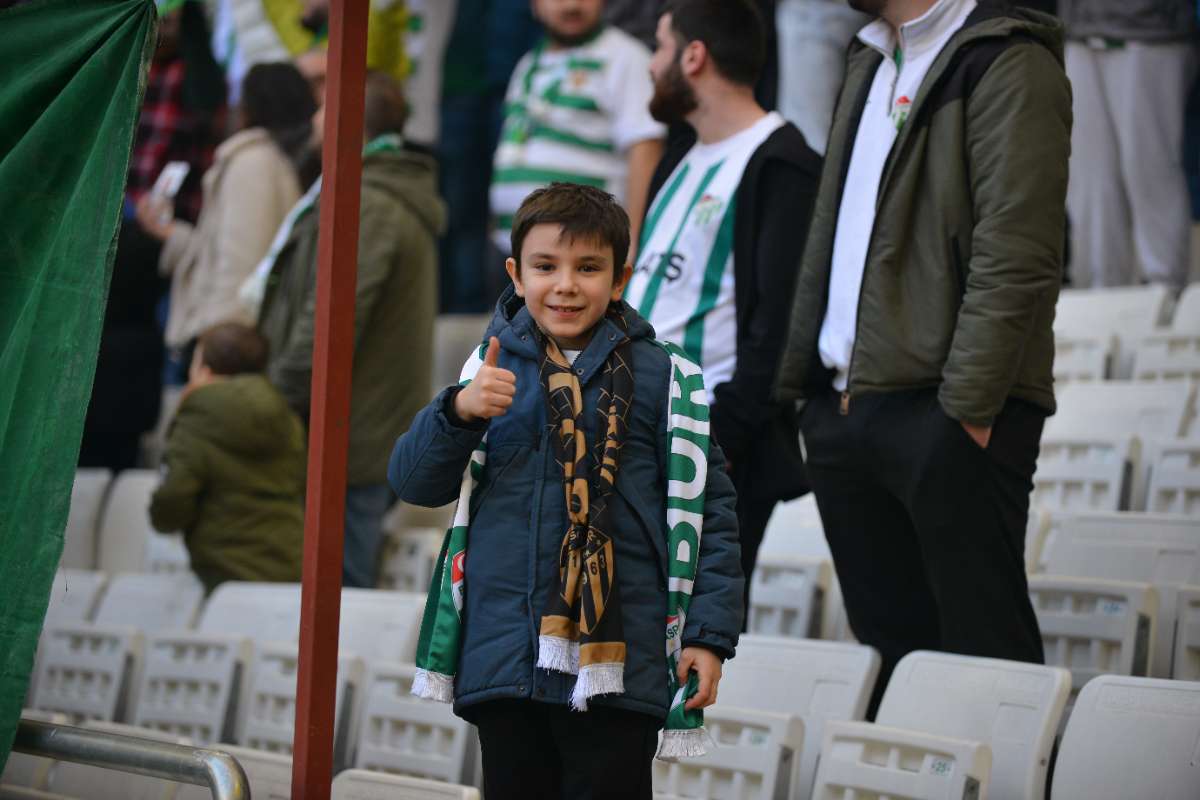 (FOTO GALERİ) BURSASPOR-DÜZCE MAÇINDAN TARAFTAR FOTOĞRAFLARI