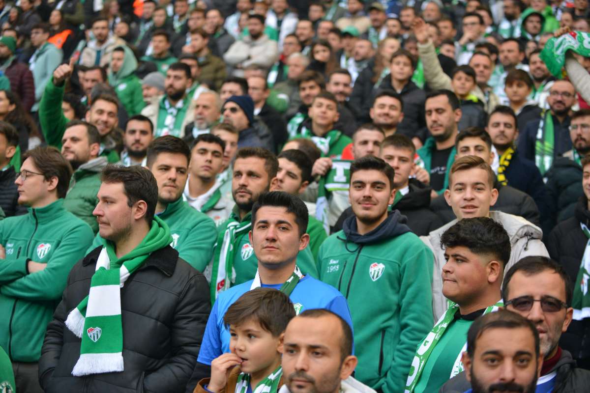 (FOTO GALERİ) BURSASPOR-DÜZCE MAÇINDAN TARAFTAR FOTOĞRAFLARI
