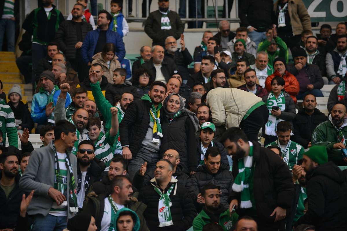 (FOTO GALERİ) BURSASPOR-DÜZCE MAÇINDAN TARAFTAR FOTOĞRAFLARI