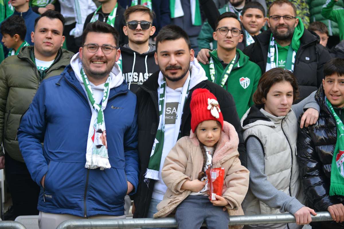 (FOTO GALERİ) BURSASPOR-DÜZCE MAÇINDAN TARAFTAR FOTOĞRAFLARI