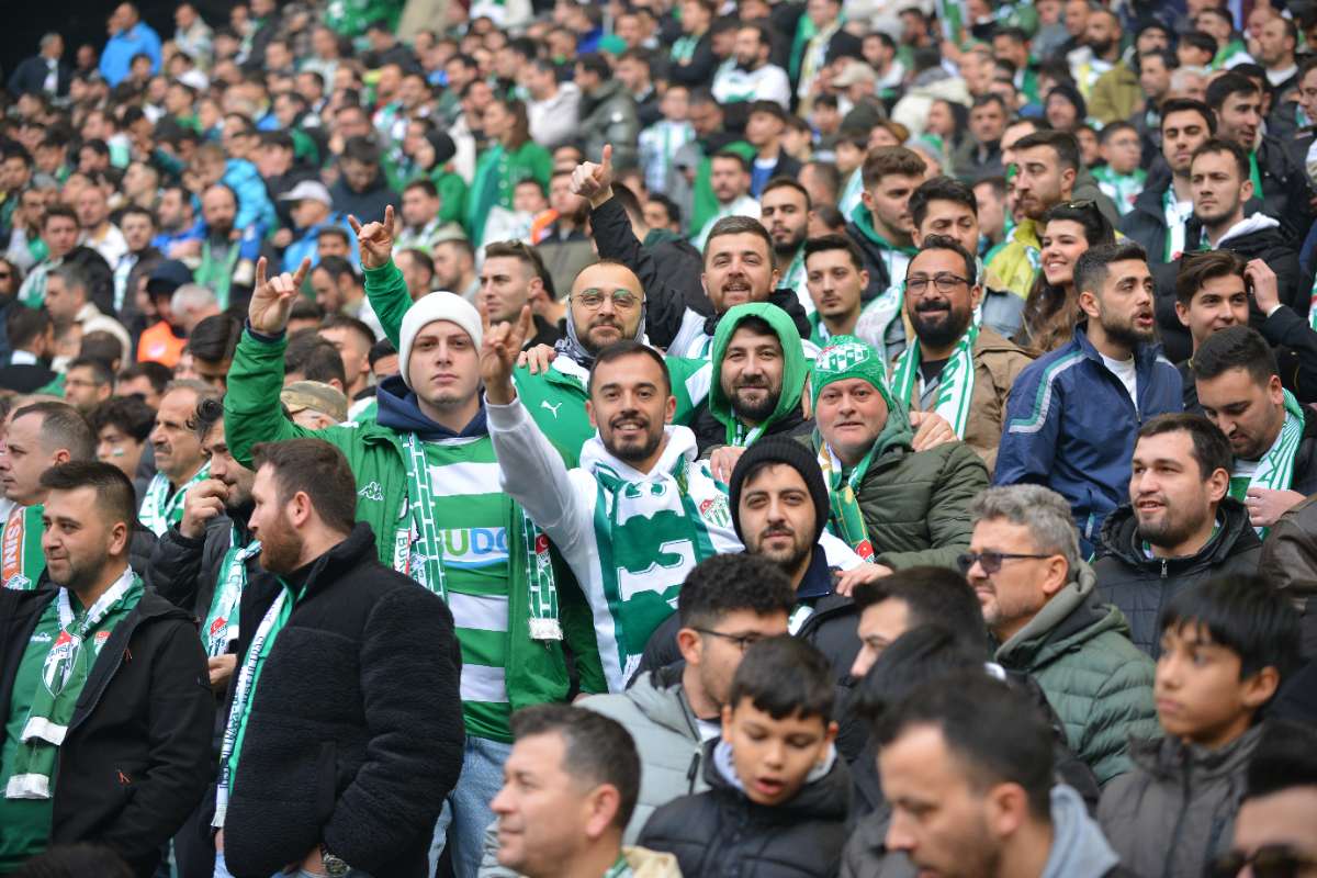 (FOTO GALERİ) BURSASPOR-DÜZCE MAÇINDAN TARAFTAR FOTOĞRAFLARI