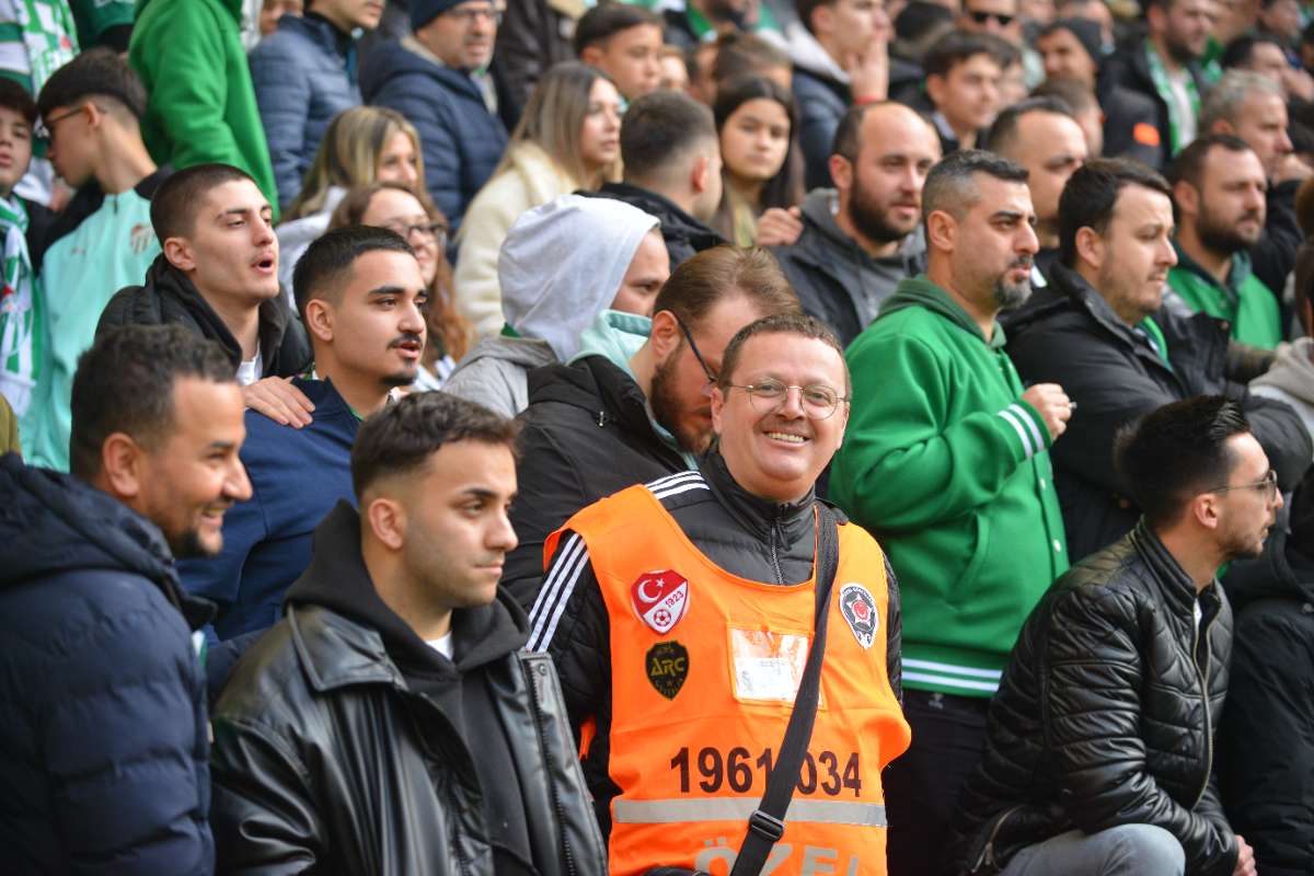 (FOTO GALERİ) BURSASPOR-DÜZCE MAÇINDAN TARAFTAR FOTOĞRAFLARI