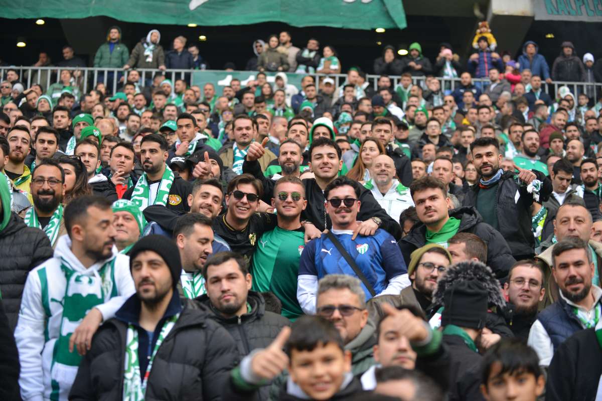 (FOTO GALERİ) BURSASPOR-DÜZCE MAÇINDAN TARAFTAR FOTOĞRAFLARI