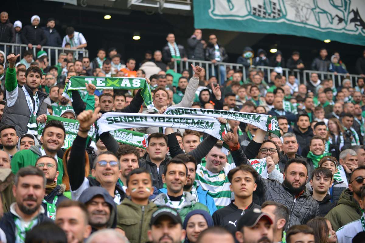 (FOTO GALERİ) BURSASPOR-DÜZCE MAÇINDAN TARAFTAR FOTOĞRAFLARI