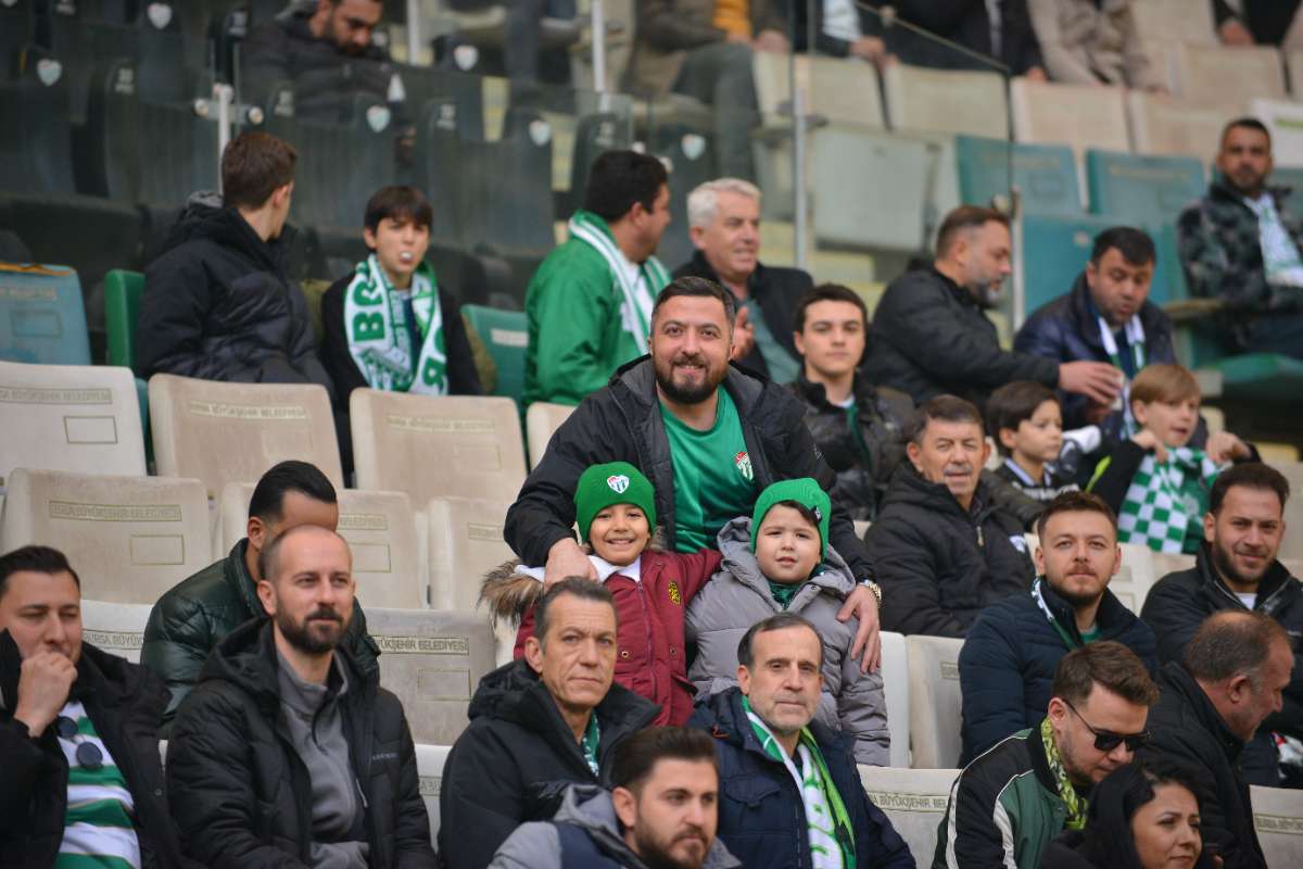 (FOTO GALERİ) BURSASPOR-DÜZCE MAÇINDAN TARAFTAR FOTOĞRAFLARI