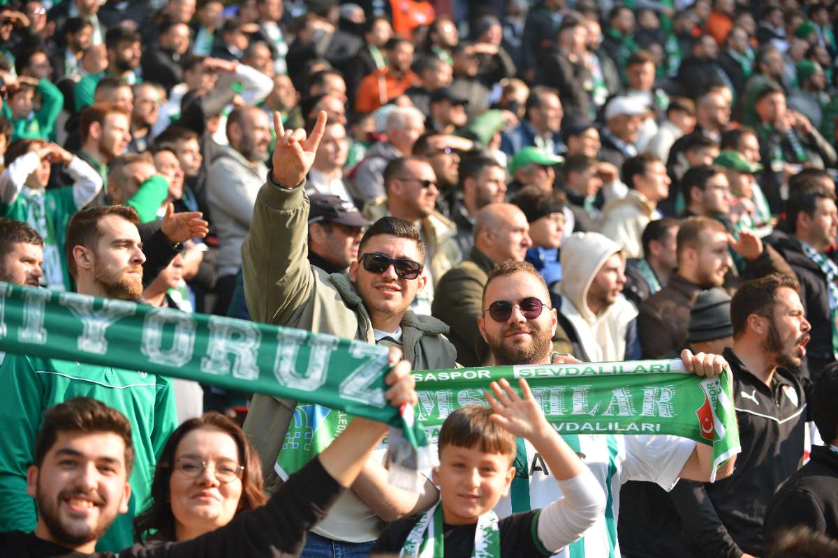 (FOTO GALERİ) BURSASPOR-DÜZCE MAÇINDAN TARAFTAR FOTOĞRAFLARI