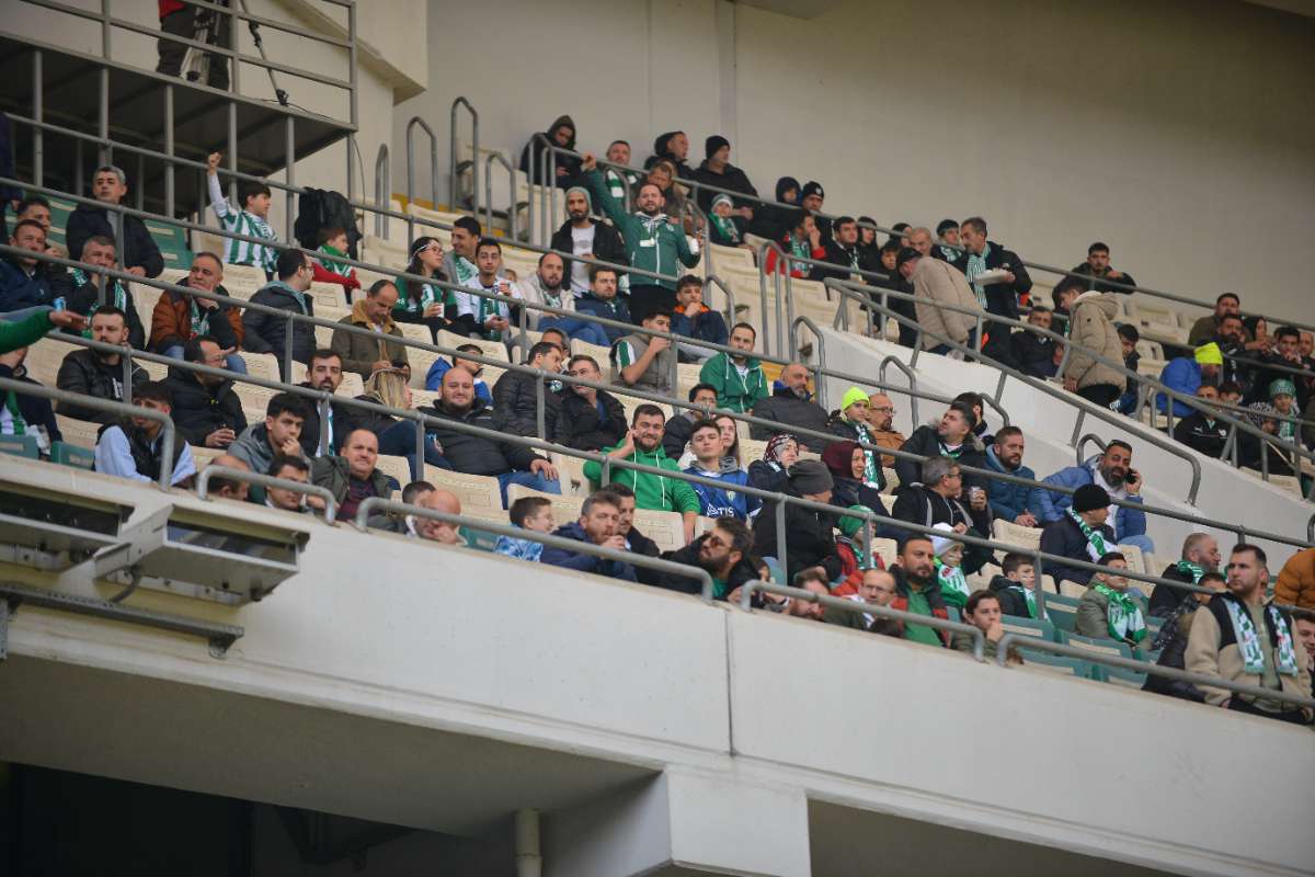 (FOTO GALERİ) BURSASPOR-DÜZCE MAÇINDAN TARAFTAR FOTOĞRAFLARI