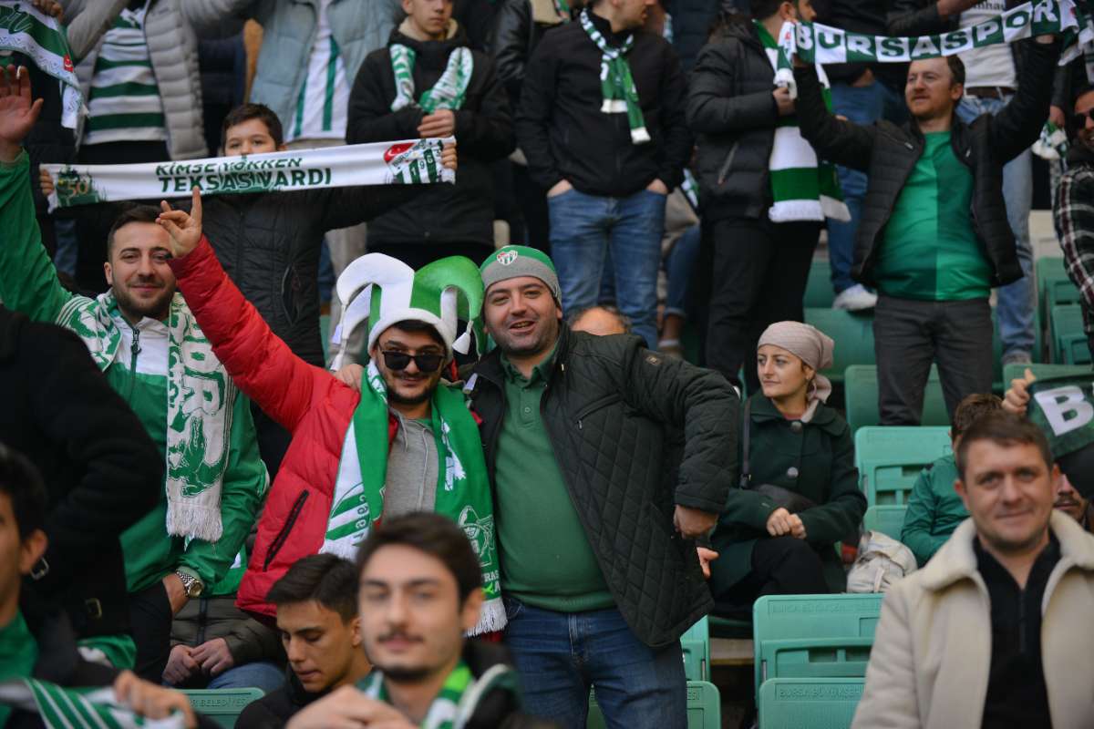 (FOTO GALERİ) BURSASPOR-DÜZCE MAÇINDAN TARAFTAR FOTOĞRAFLARI