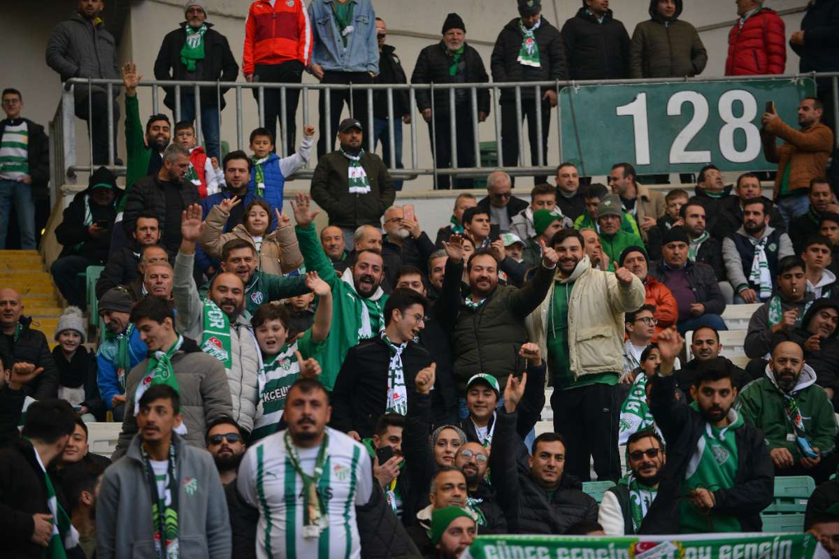 (FOTO GALERİ) BURSASPOR-DÜZCE MAÇINDAN TARAFTAR FOTOĞRAFLARI