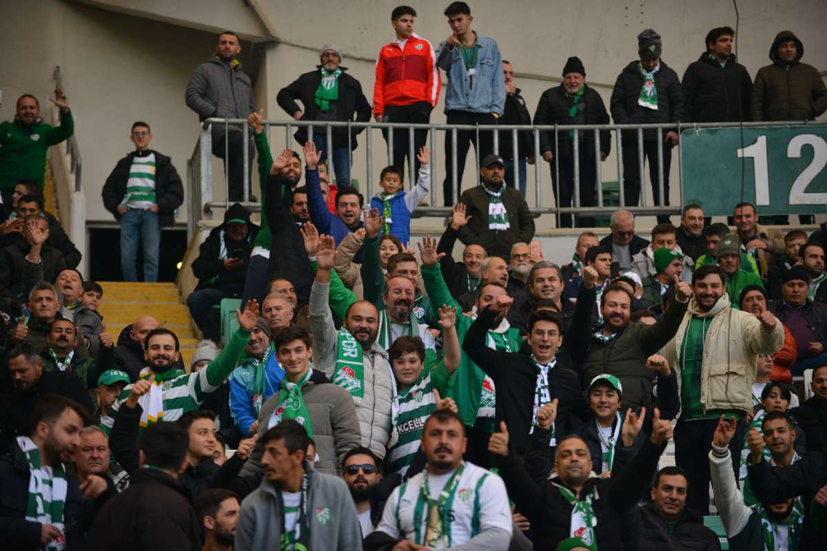 (FOTO GALERİ) BURSASPOR-DÜZCE MAÇINDAN TARAFTAR FOTOĞRAFLARI