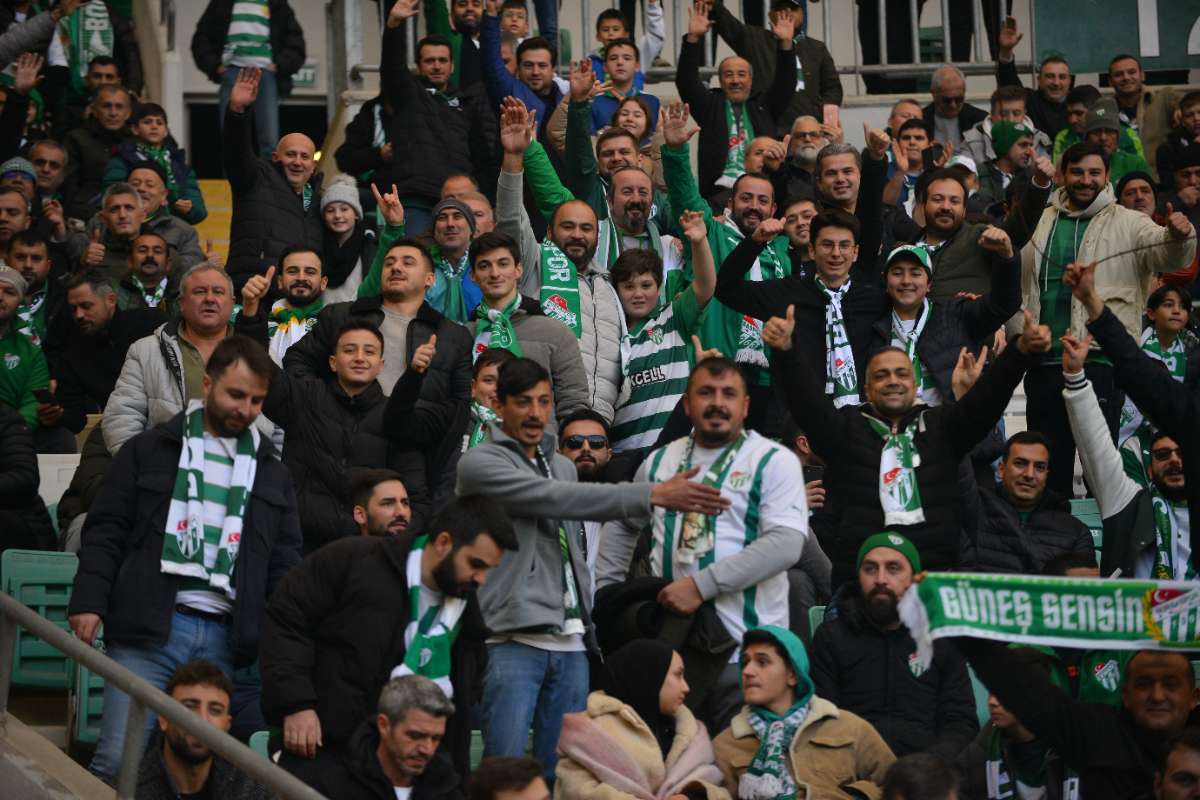 (FOTO GALERİ) BURSASPOR-DÜZCE MAÇINDAN TARAFTAR FOTOĞRAFLARI