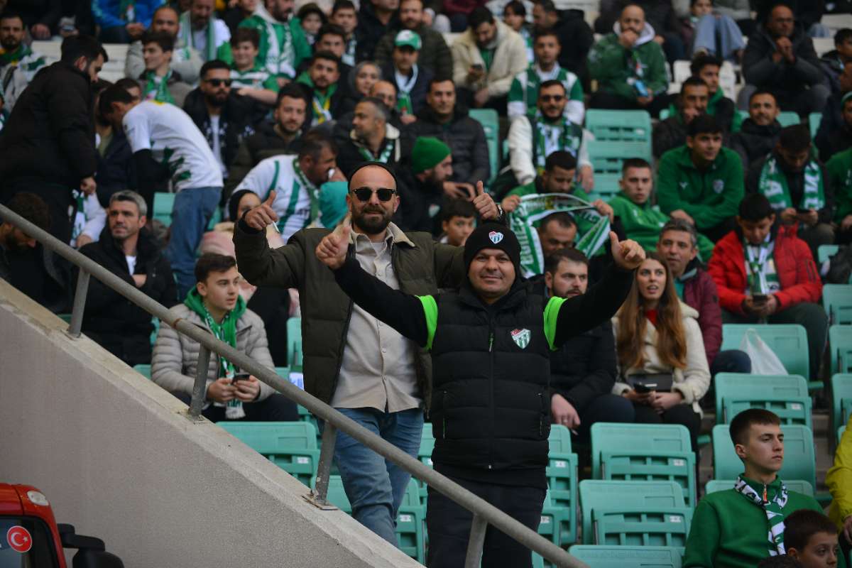 (FOTO GALERİ) BURSASPOR-DÜZCE MAÇINDAN TARAFTAR FOTOĞRAFLARI
