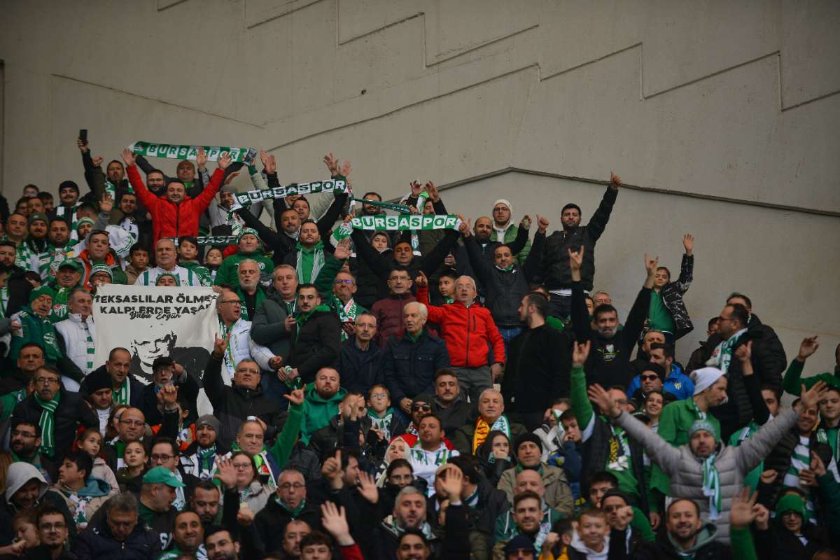 (FOTO GALERİ) BURSASPOR-DÜZCE MAÇINDAN TARAFTAR FOTOĞRAFLARI