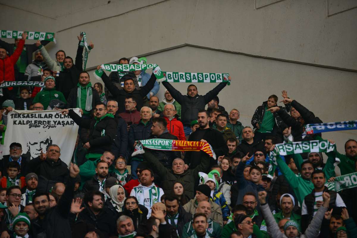 (FOTO GALERİ) BURSASPOR-DÜZCE MAÇINDAN TARAFTAR FOTOĞRAFLARI