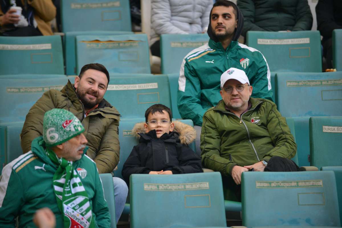 (FOTO GALERİ) BURSASPOR-DÜZCE MAÇINDAN TARAFTAR FOTOĞRAFLARI