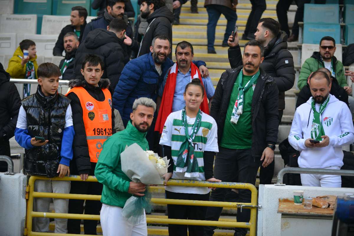 (FOTO GALERİ) BURSASPOR-DÜZCE MAÇINDAN TARAFTAR FOTOĞRAFLARI