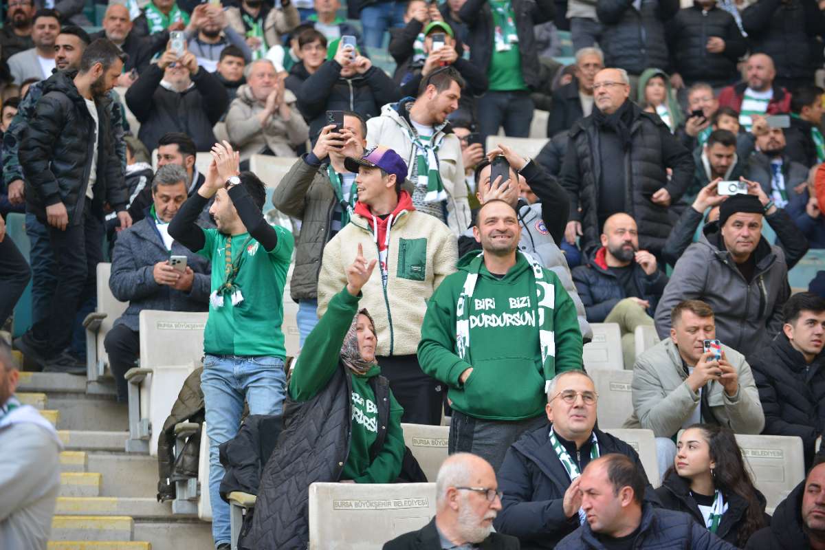 (FOTO GALERİ) BURSASPOR-DÜZCE MAÇINDAN TARAFTAR FOTOĞRAFLARI