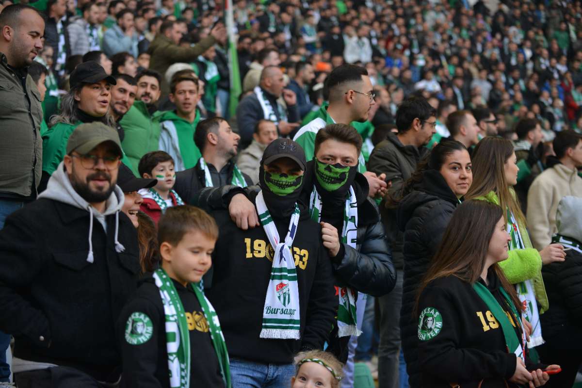 (FOTO GALERİ) BURSASPOR-DÜZCE MAÇINDAN TARAFTAR FOTOĞRAFLARI