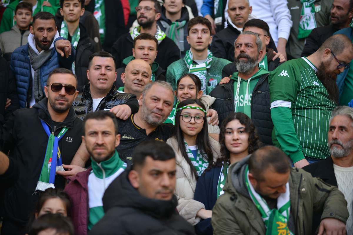 (FOTO GALERİ) BURSASPOR-DÜZCE MAÇINDAN TARAFTAR FOTOĞRAFLARI