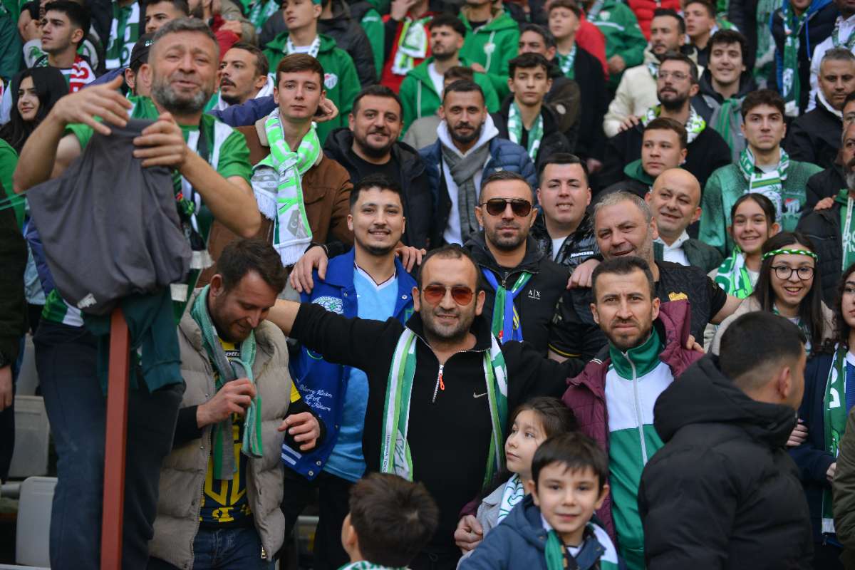(FOTO GALERİ) BURSASPOR-DÜZCE MAÇINDAN TARAFTAR FOTOĞRAFLARI