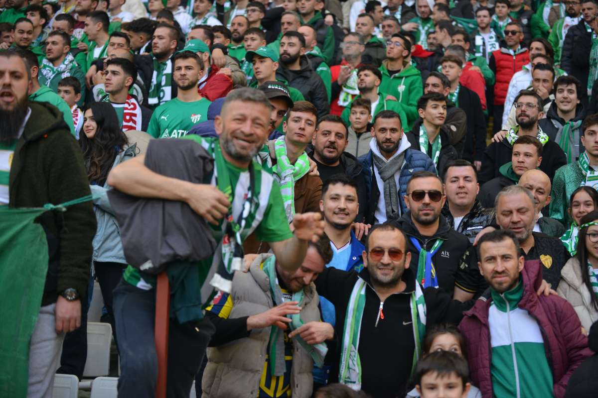(FOTO GALERİ) BURSASPOR-DÜZCE MAÇINDAN TARAFTAR FOTOĞRAFLARI