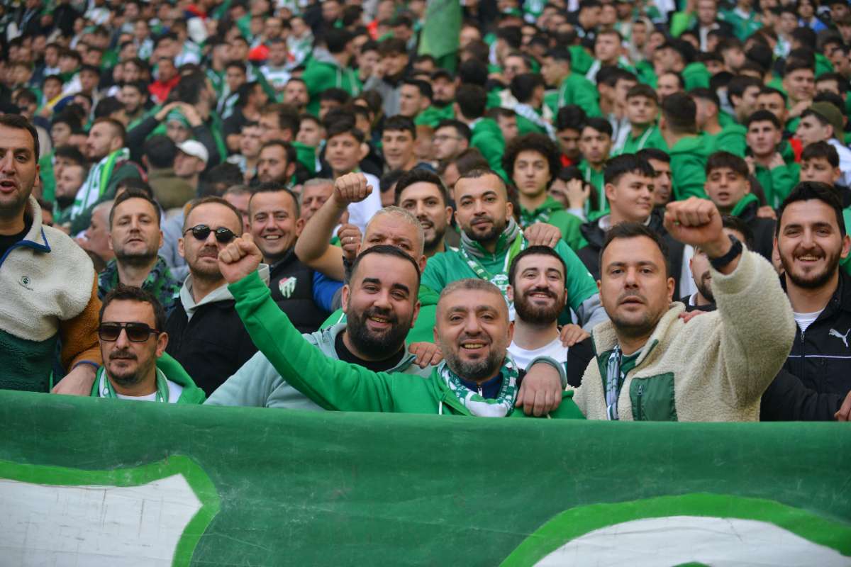 (FOTO GALERİ) BURSASPOR-DÜZCE MAÇINDAN TARAFTAR FOTOĞRAFLARI