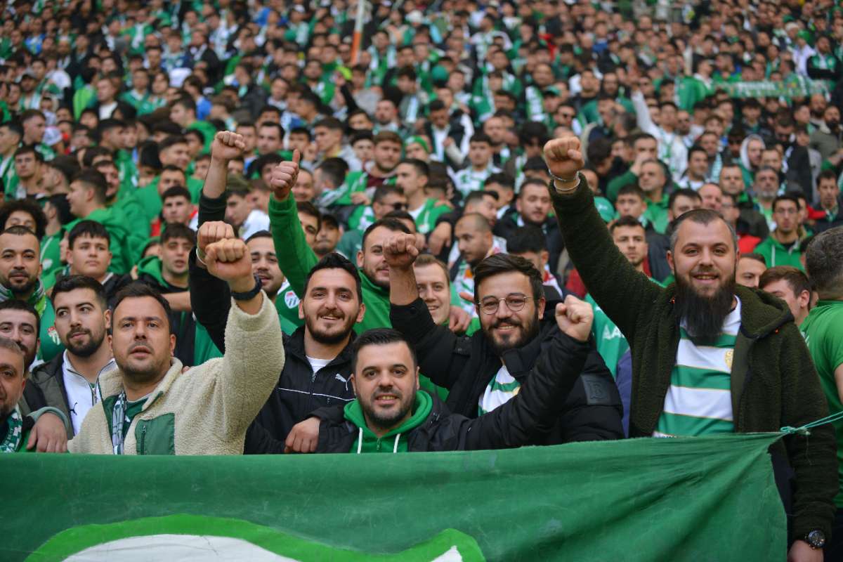 (FOTO GALERİ) BURSASPOR-DÜZCE MAÇINDAN TARAFTAR FOTOĞRAFLARI