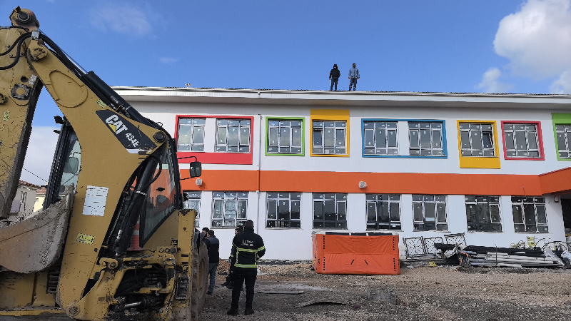 Paralarını alamayan işçiler anaokulunun çatısına çıktı