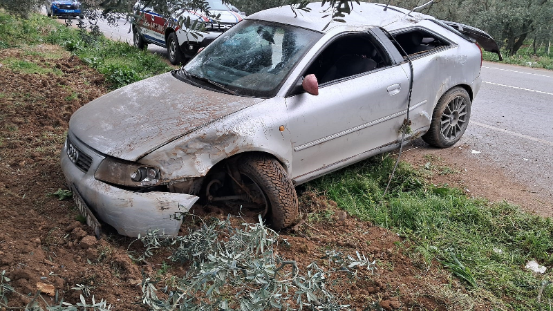 Kontrolden çıkan otomobil, zeytinliğe uçtu