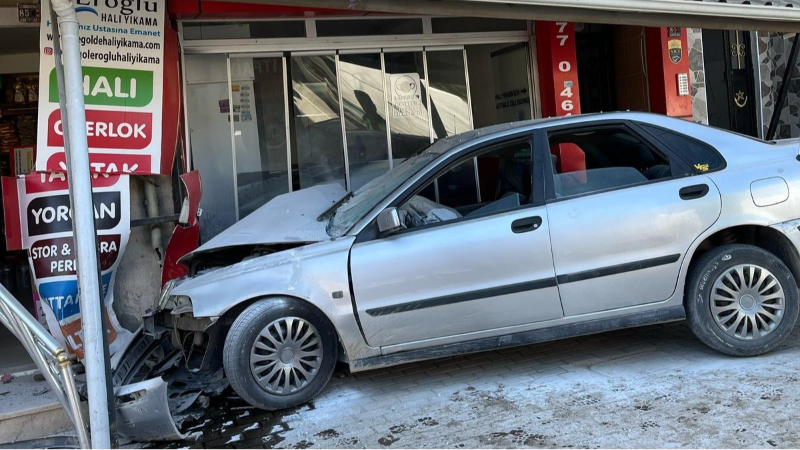 Kontrolden çıkan otomobil iş yerine daldı