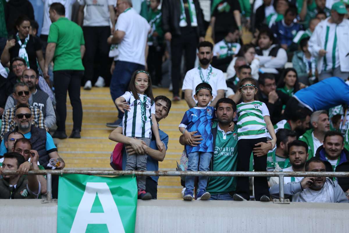 (FOTO GALERİ) BURSASPOR-BORNOVA FK TARAFTAR FOTOĞRAFLARI-1