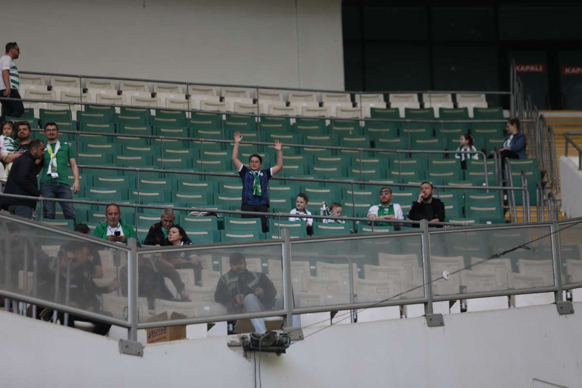 (FOTO GALERİ) BURSASPOR-BORNOVA FK TARAFTAR FOTOĞRAFLARI-1