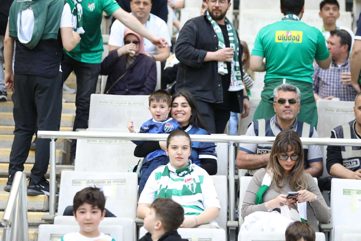(FOTO GALERİ) BURSASPOR-BORNOVA FK TARAFTAR FOTOĞRAFLARI-1