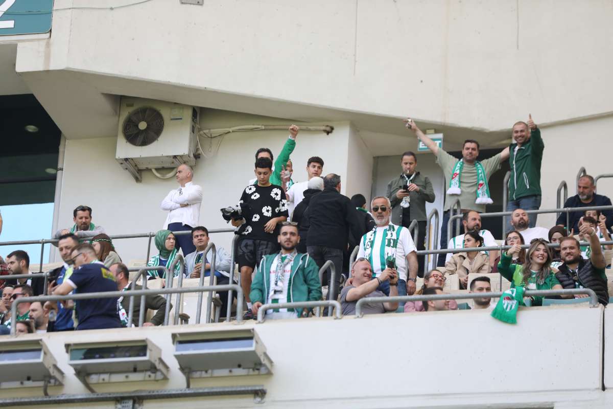(FOTO GALERİ) BURSASPOR-BORNOVA FK TARAFTAR FOTOĞRAFLARI-1
