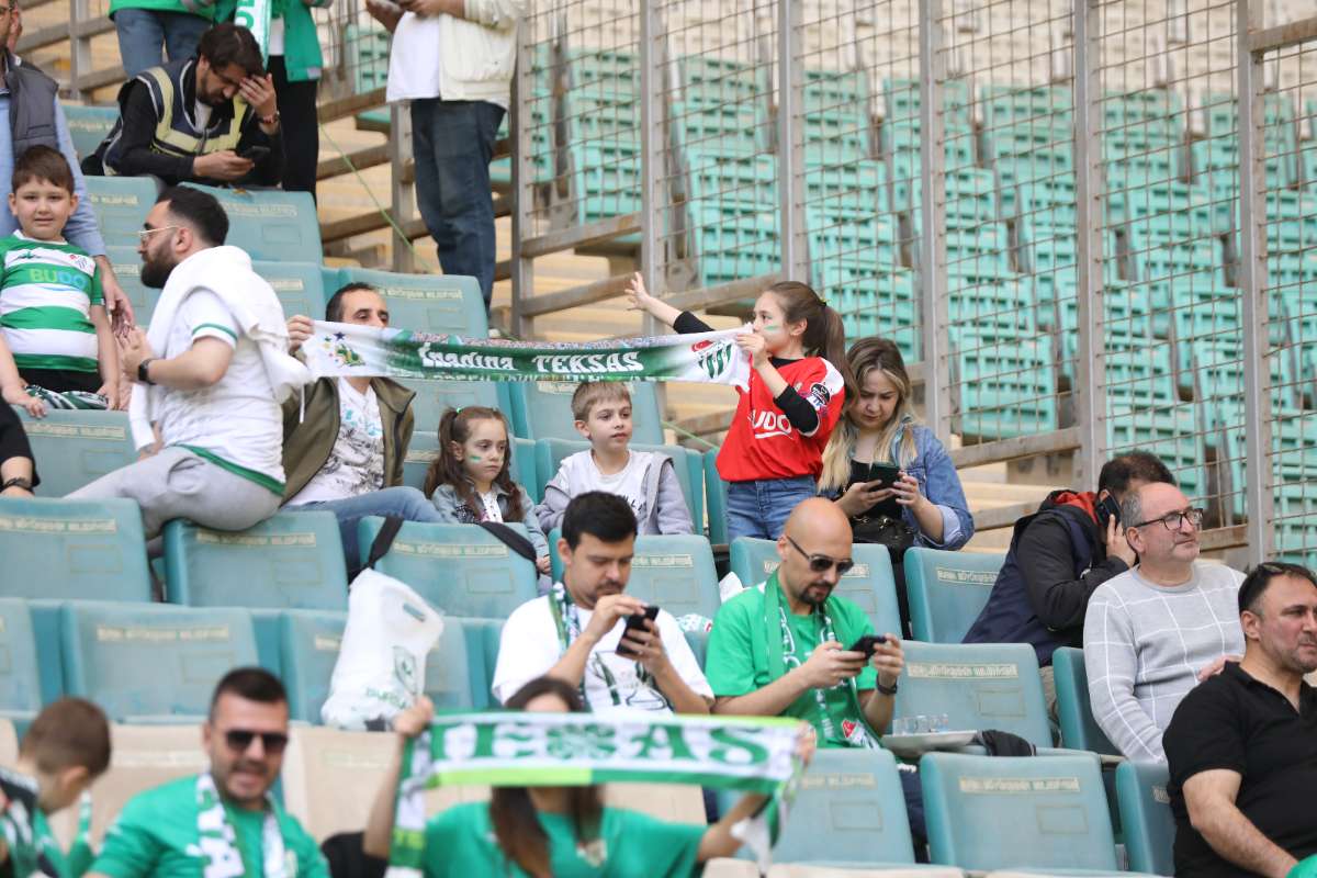 (FOTO GALERİ) BURSASPOR-BORNOVA FK TARAFTAR FOTOĞRAFLARI-1