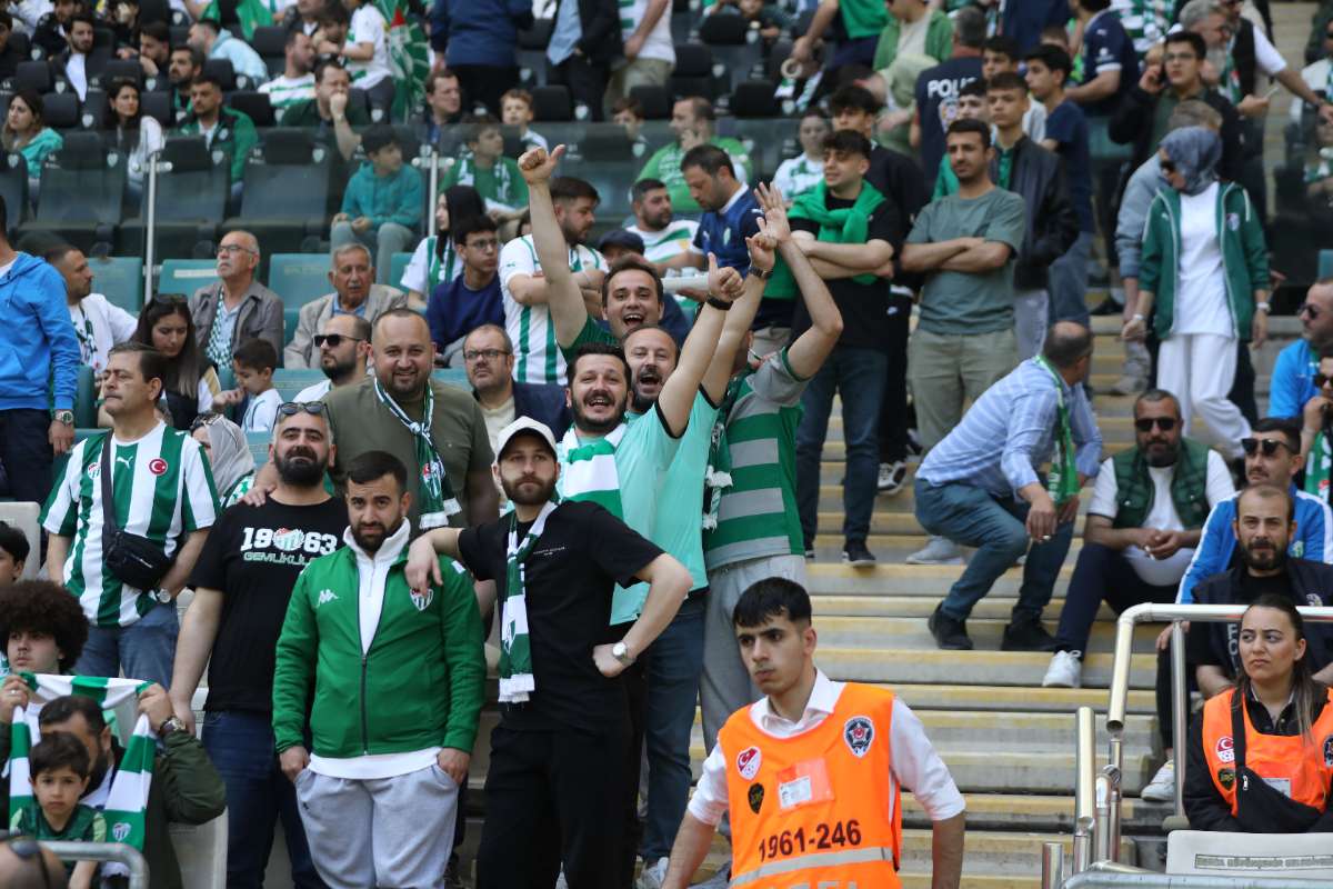 (FOTO GALERİ) BURSASPOR-BORNOVA FK TARAFTAR FOTOĞRAFLARI-2